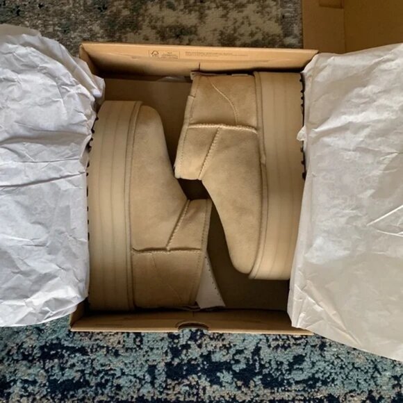 New UGG Tan Platform Boots - Picture 2 of 6